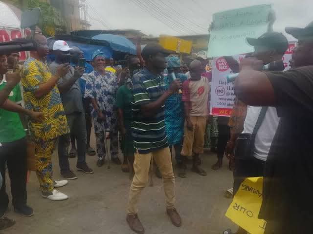 Protest in Bariga as Residents Reject Renaming of Ilaje Road to King Sunny Ade Road
